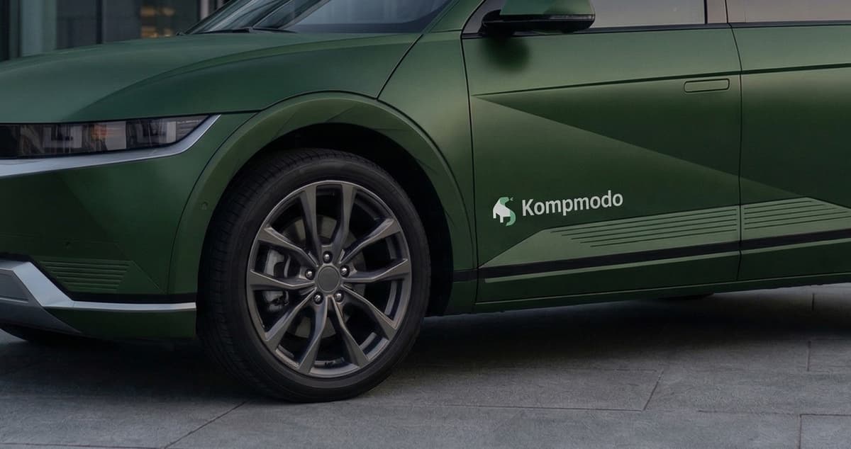 Kompmodo branded vehicle