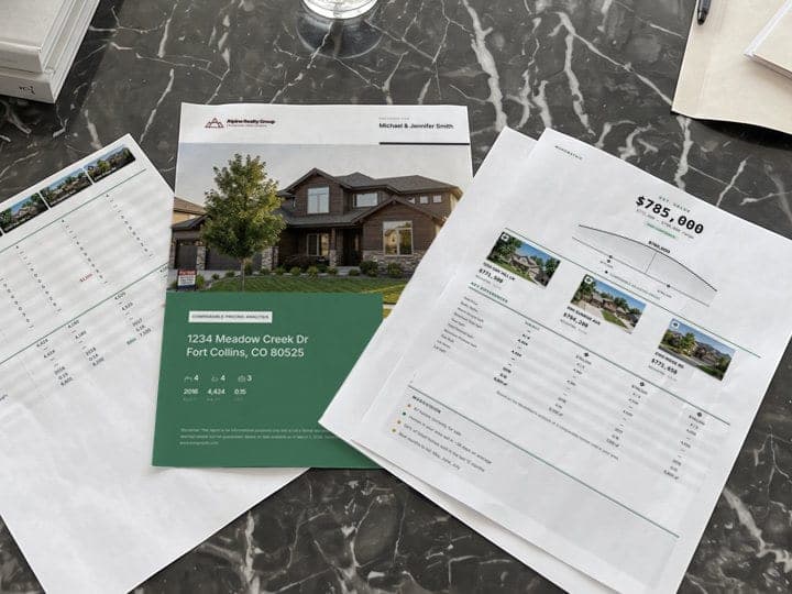Páginas impresas de un informe de Kompmodo para 1234 Meadow Creek Dr sobre una mesa de mármol: la portada, la cuadrícula de comparables y la recomendación de $785,000.